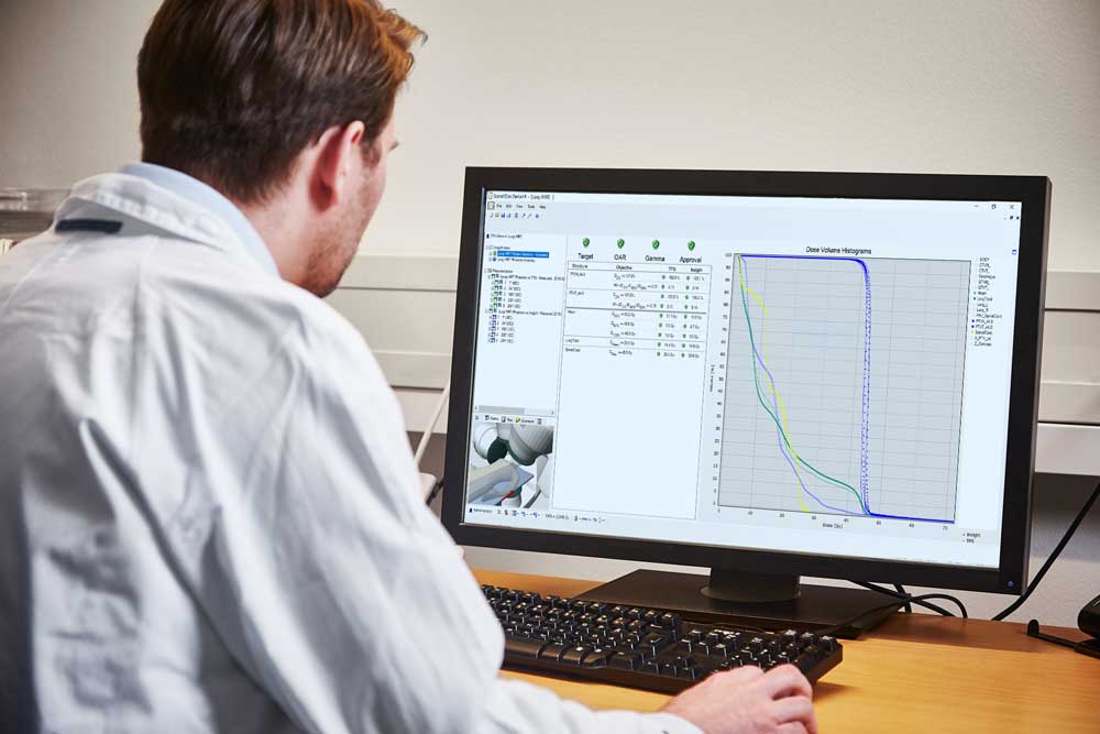 Medical Physicist in front of a screen with Delta4 Insight software